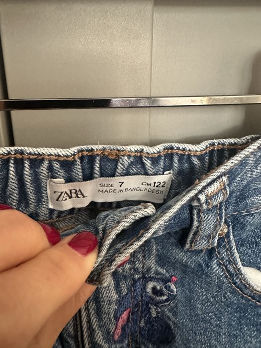 Дънки Zara с бродерии на Stitch, 122 cm