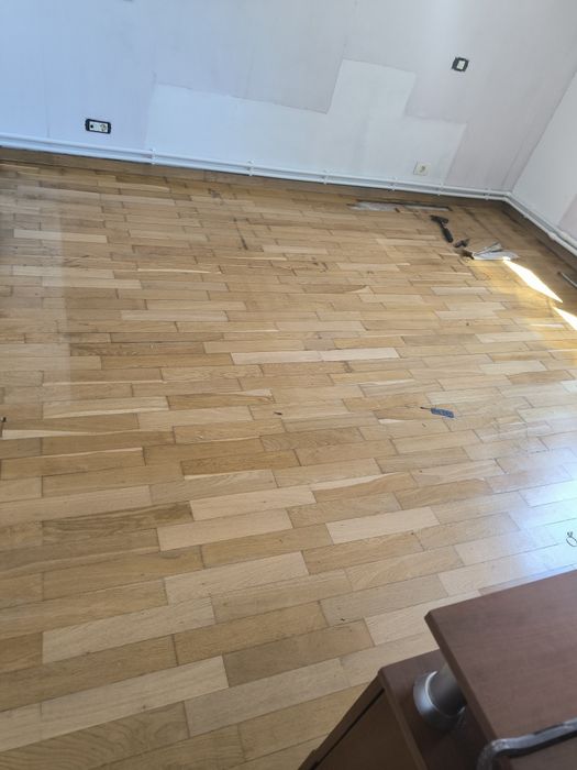 Vând parchet masiv a fost montat Este scos acuma cine dorește eră într-o cameră 5 pe 5