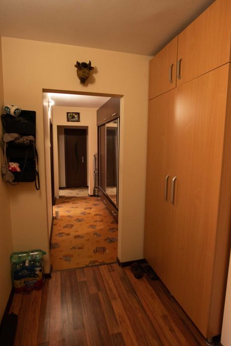 Vând apartament decomandat cu 3 camere în Podu Roș