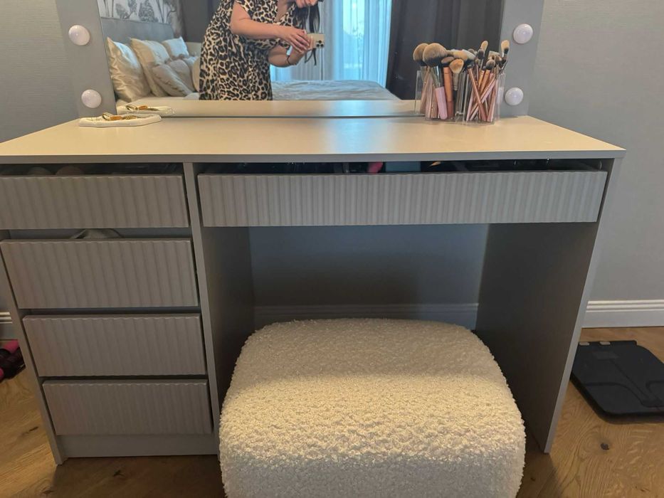 Тоалетка с огледало в отлично състояние (Vanity table with mirror in excellent condition)