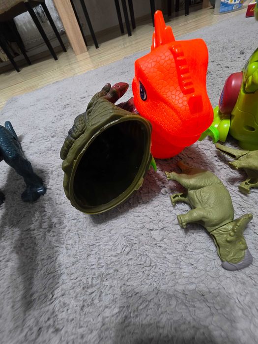 Lot dinozauri cu sunete si lumini