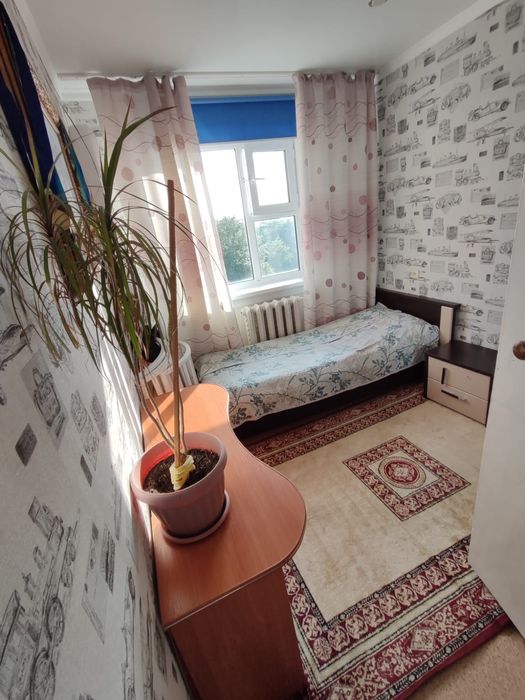 4 комн.. малогабаритную, 4 мкр, 26 дом , 5 этаж.