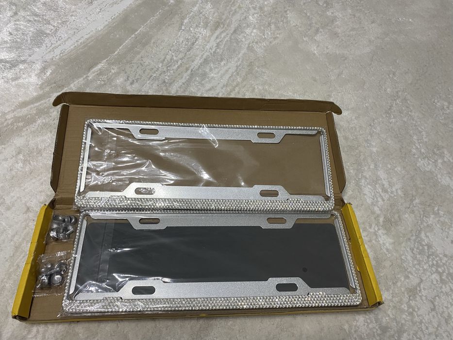 Подномерник блестящий со стразами