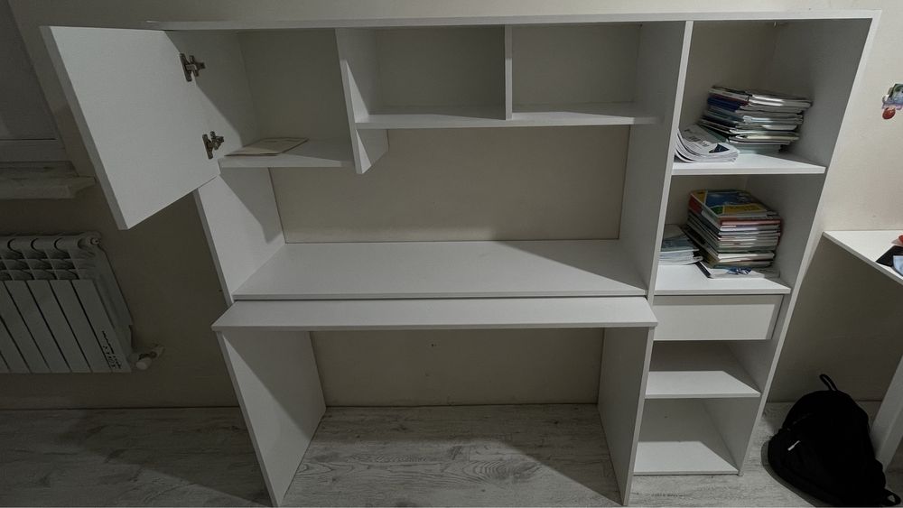 Стол письменный с полками