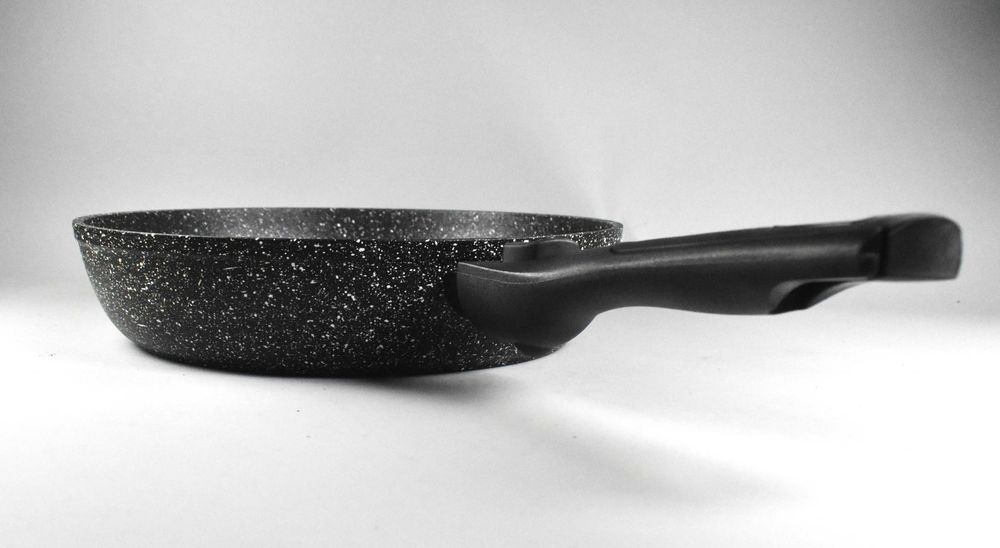 Тиган с незалепващо покрите и падаща дръжка.