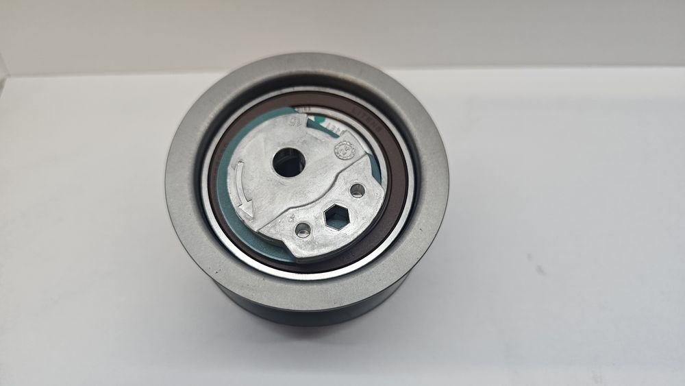Продавам ангренажен комплект 32298420 на VOLVO