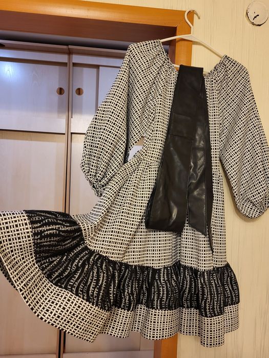 Платье с кожаным поясом