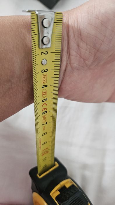 Ceas DKNY gold  dama
Carcasă din oțel inoxidabil. Ramă fixă ​​în
