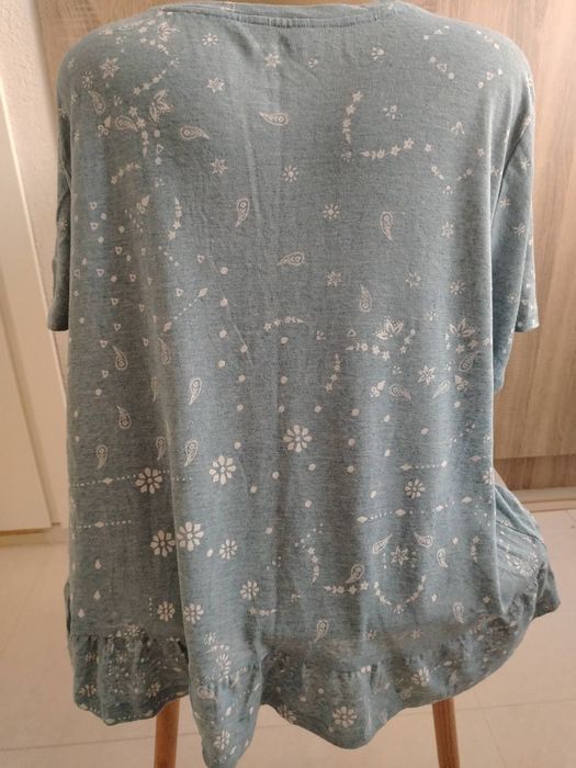 Блузка с къс ръкав  4 евро