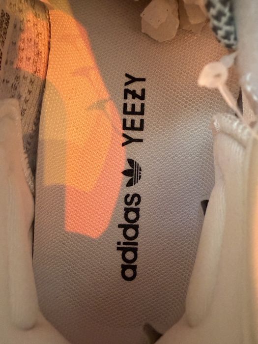 Yeezy 350 noi cu etichete