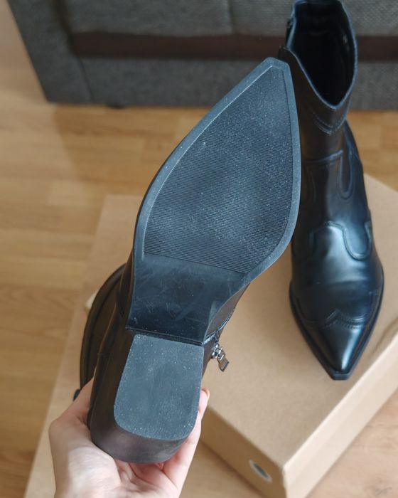 Отдам новые ботильоны казаки 36