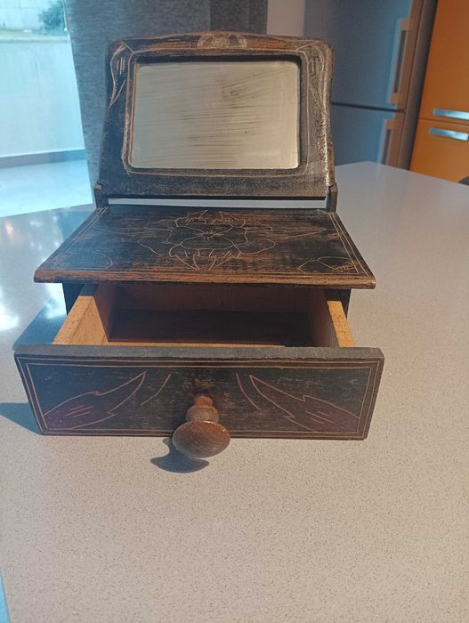 Тоалетка 1920 г, сребърно огледало и медицинска везна 15гр. с пинцети