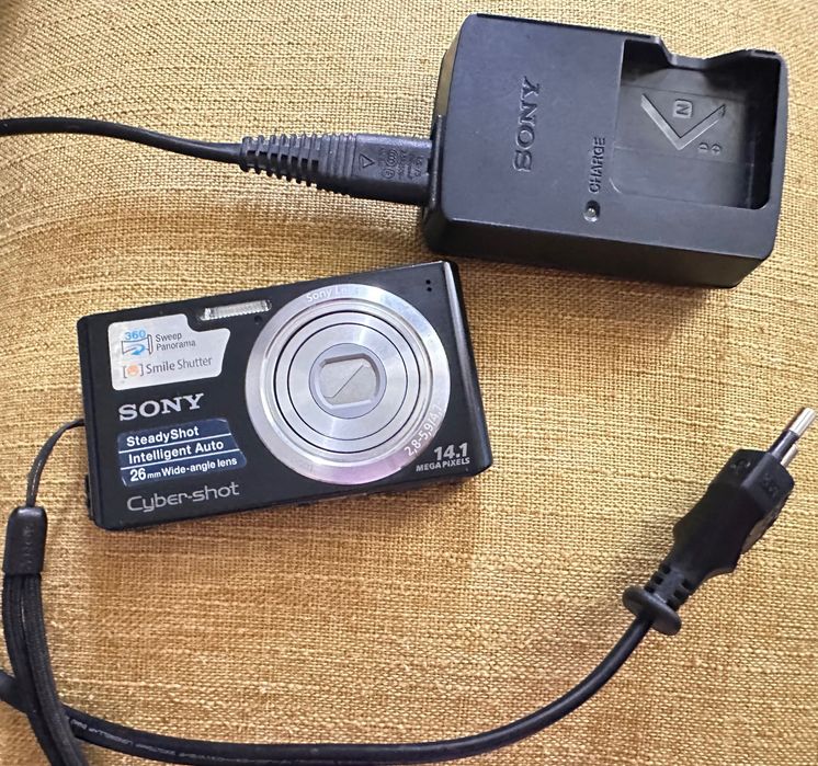 SONY Фотоаппарат Работает отлично.