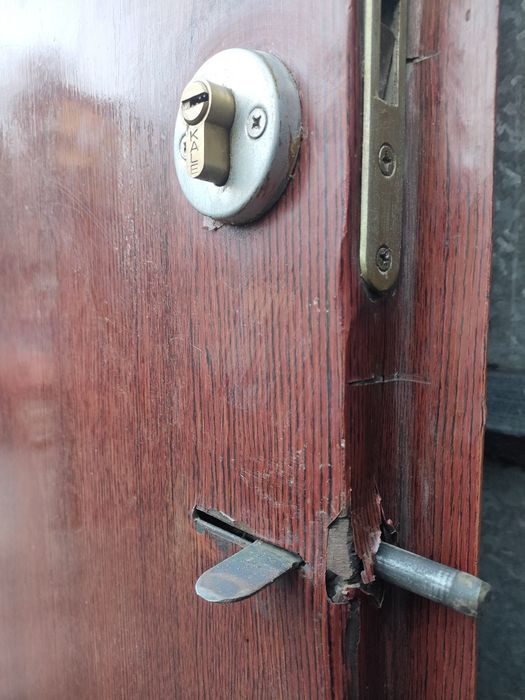 Продам советскую металлическую дверь