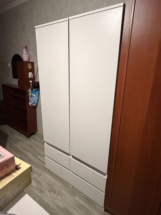 Подам мебель шкафы и столовый шкаф