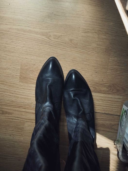 Елегантни дамски кожени ботуши