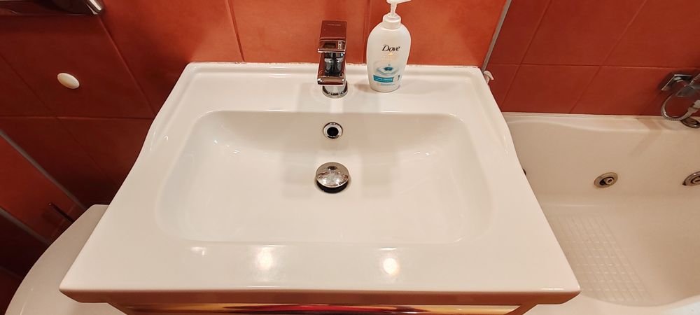 Vând chiuveta  de baie și baterie