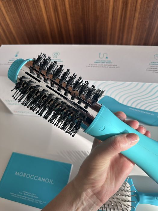 Moroccanoil Effortless Style – perie electrică 4-în-1 + perie cadou