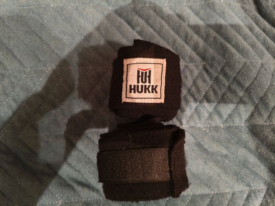 Боксерские перчатки и лапы, бинты, капа.