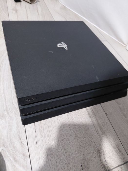 Ps4 pro (folosit) doua manete și 7 jocuri (900 de lei)