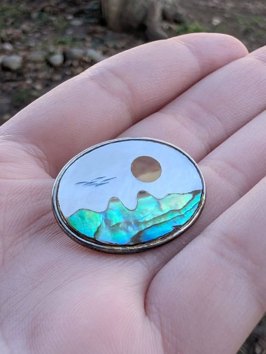 Veche brose ovala cu peisaj din sidef, copii