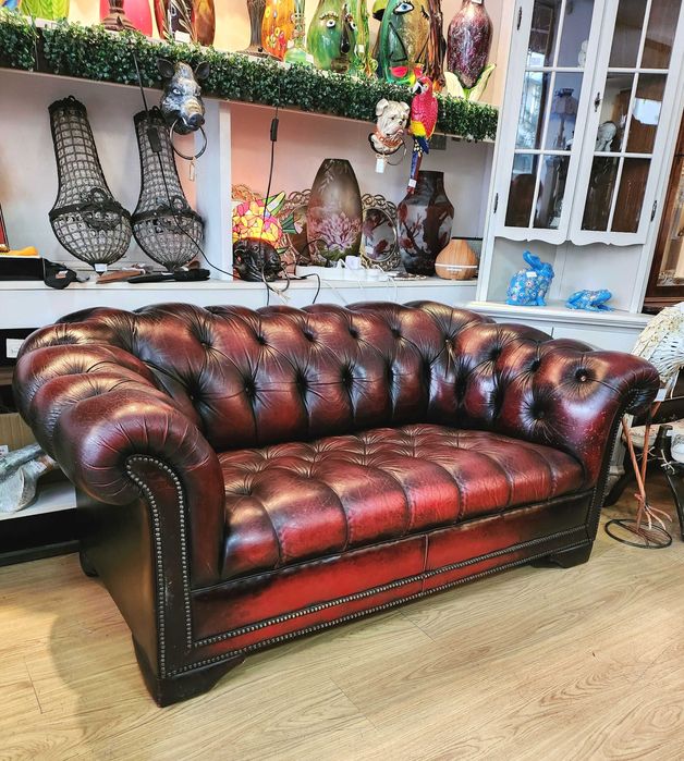Кожен диван Chesterfield – тъмно бордо