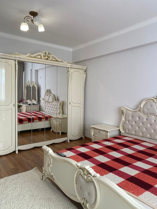 Шкаф пен диван .