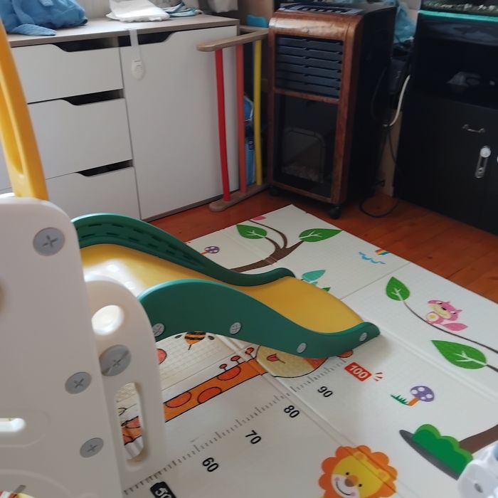Продавам център за игра с пързалка.