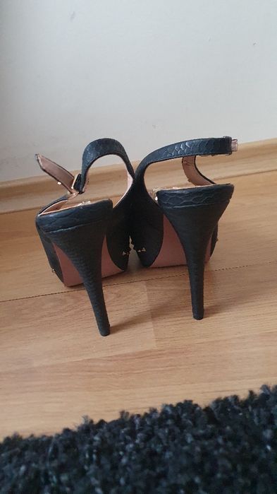Сандали в черно на висок ток