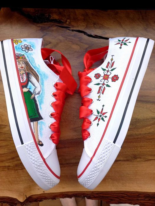 Ръчно рисувани кецове-българка