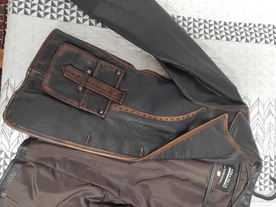 Geaca piele dama/fete negru cu maro,in foarte bune conditii,(Made in Italy),lungime 61cm,spate/Umeri 42cm,lungime manica 60cm