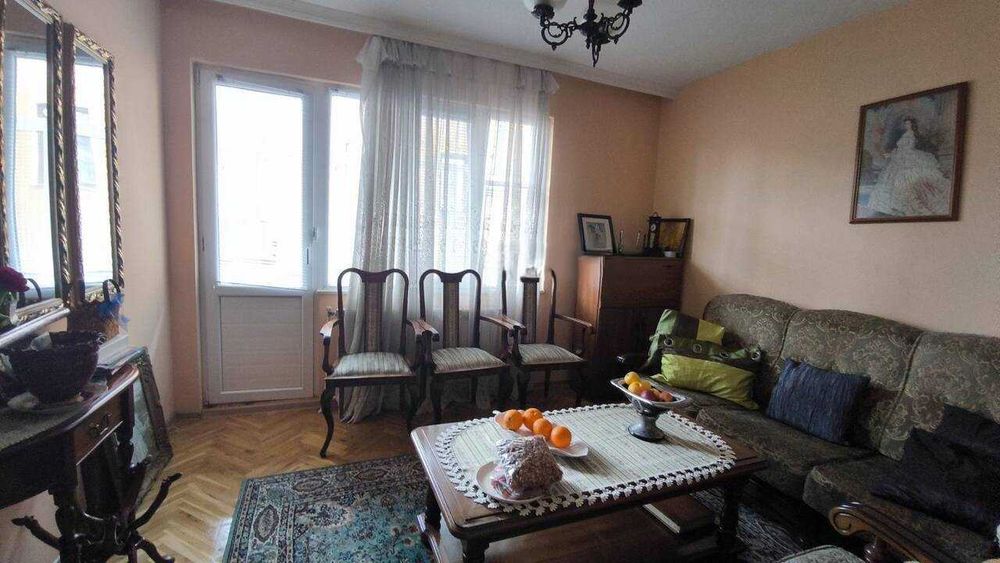 Обзаведен етаж с 3 спални + мансарден двустаен + гараж + двор