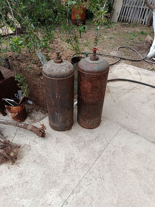 Газовые баллоны.