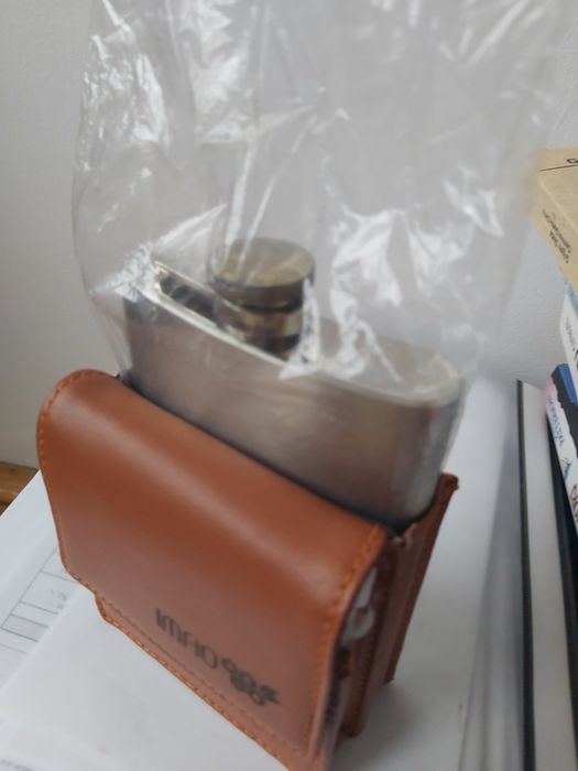 Portofel atasat cu plosca wisky