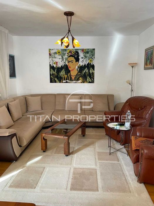 Триетажна къща с гараж в Кючук Париж