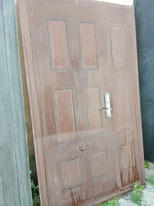 Продам две двери входные.