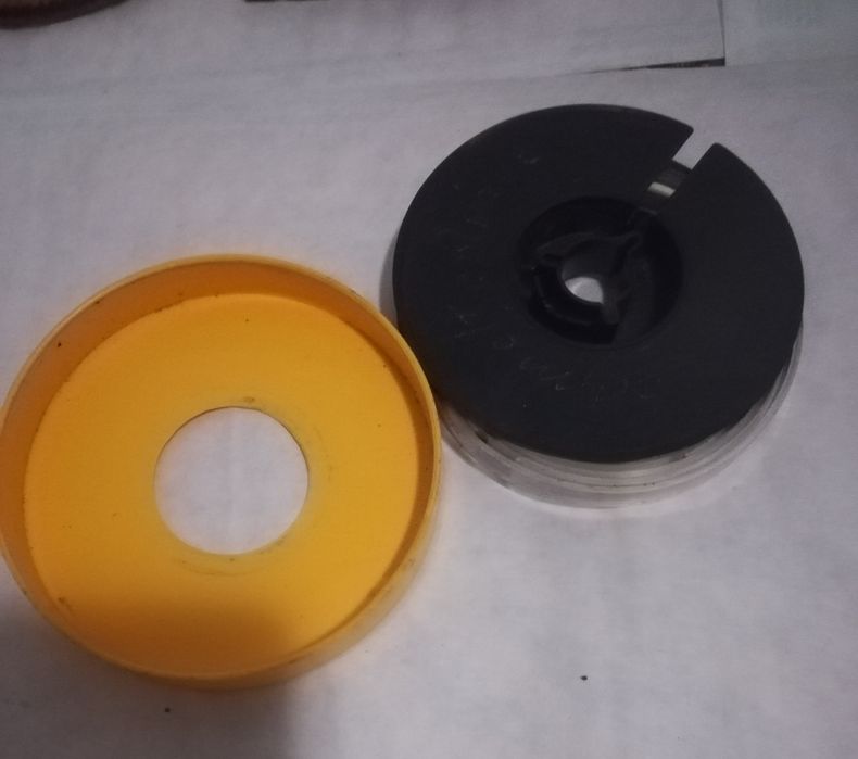 75 lei căști. Ascultat.