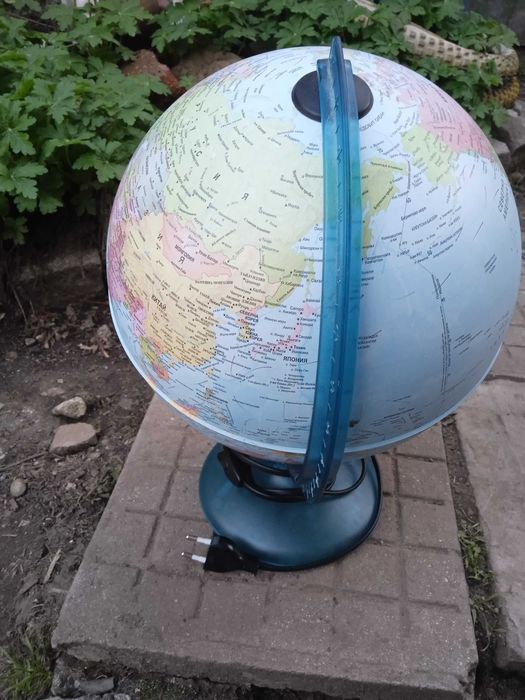 Светещ глобус Ден и Нощ