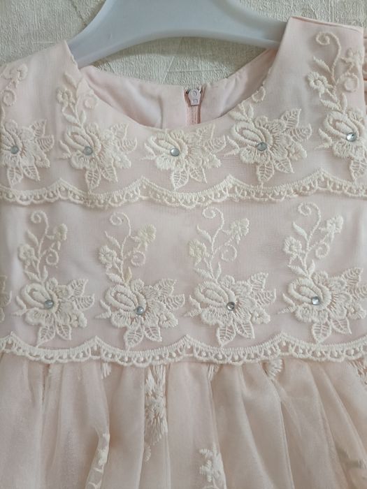 Платья нарядные для девочек 3 штуки