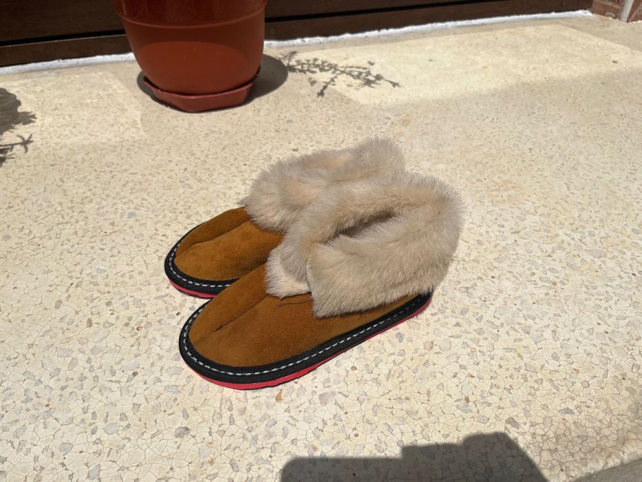 3 perechi Botoși din blană naturală ovină