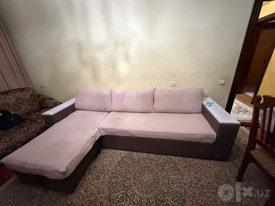 Мебель из дома стол, стулья, диван кровать, диван и два кресла.