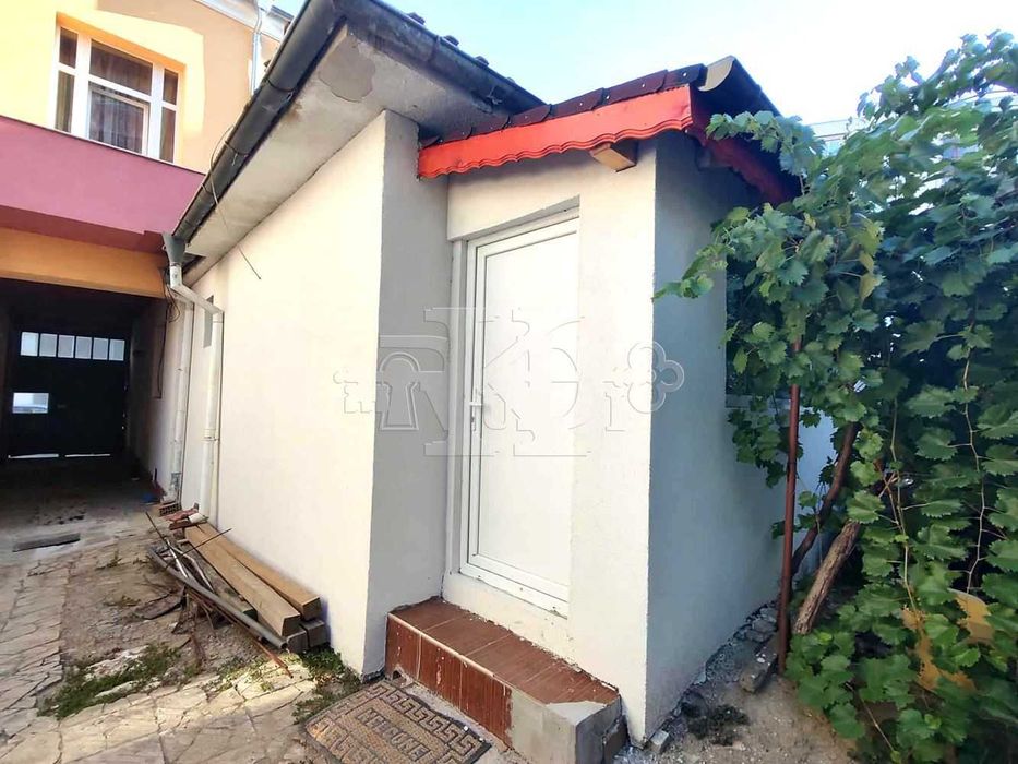 Продава се Тристаен апартамент в Добрич, Център - 80 кв.м за 1023 €/кв.м - Снимка #11