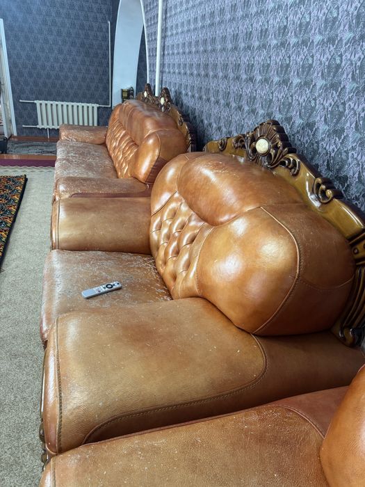 Кожаный мебель требует ремонта