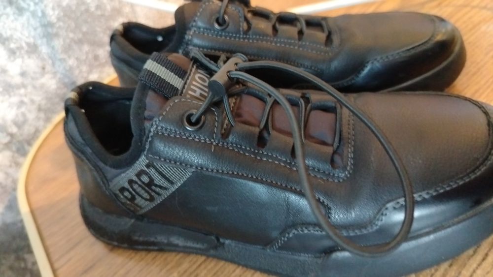 Продам школьные туфли
