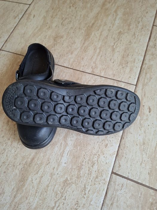 Vind papuci tip sandale cu metal în față  mărimea 42.