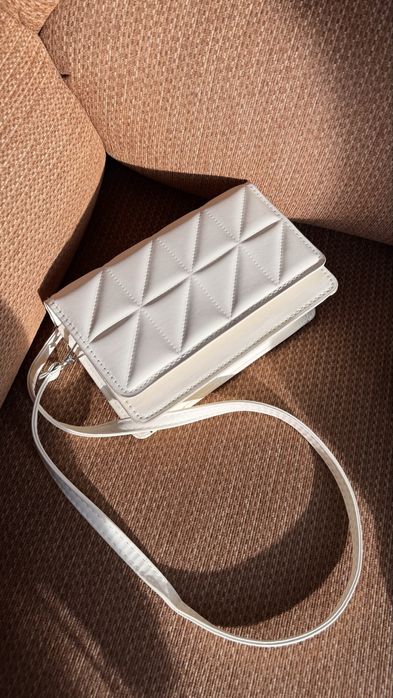 Белая женская сумка