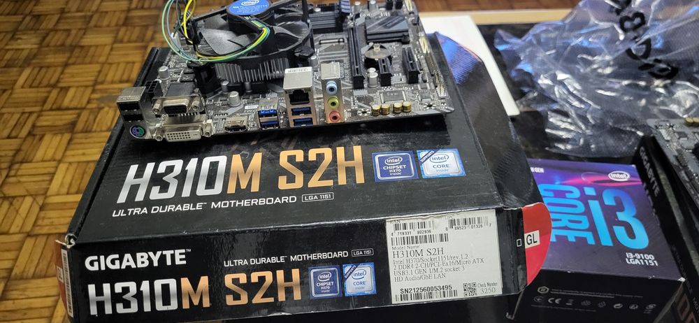 Placa de baza Gigabyte cu procesor i3 9100