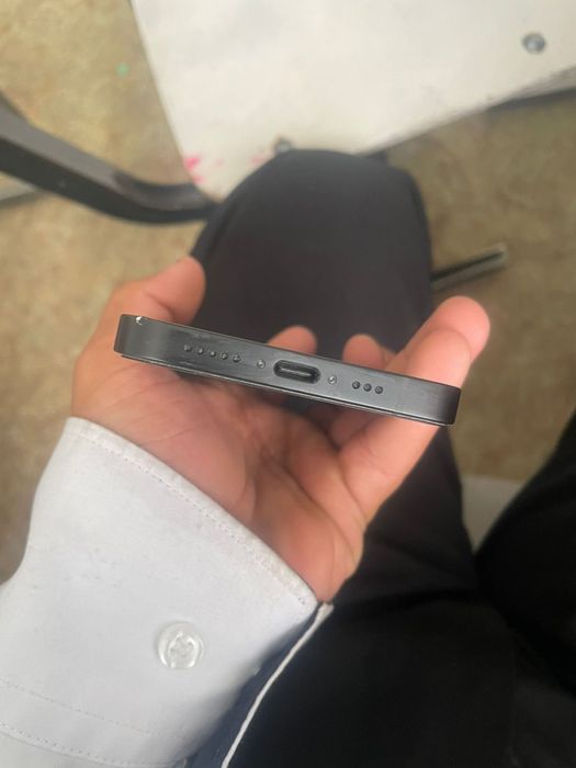 Айфон 16е состояние идьяльное