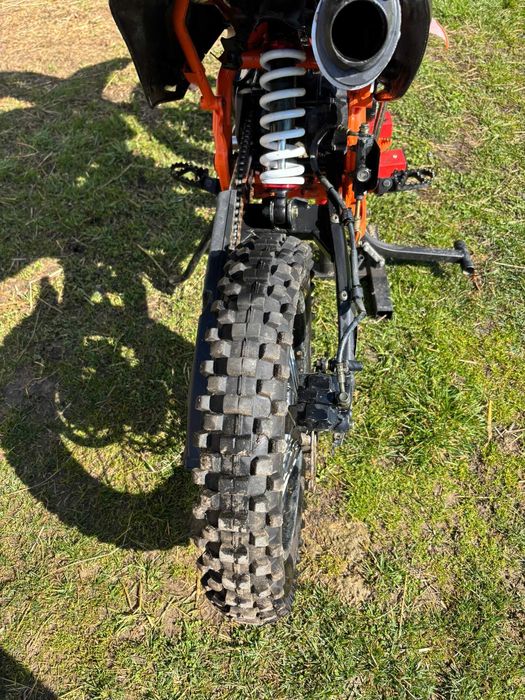 Vând cross kxd 125 ca nou doar 15 h de funcționare