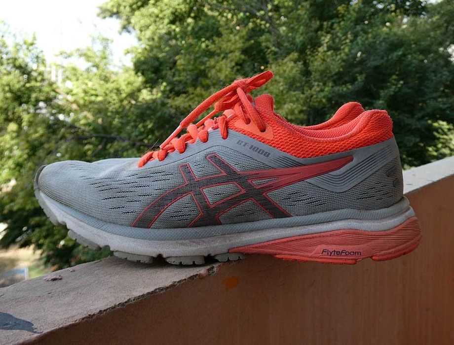 продавам дамски маратонки asics gt 1000,номер 37,стелка 23см.
